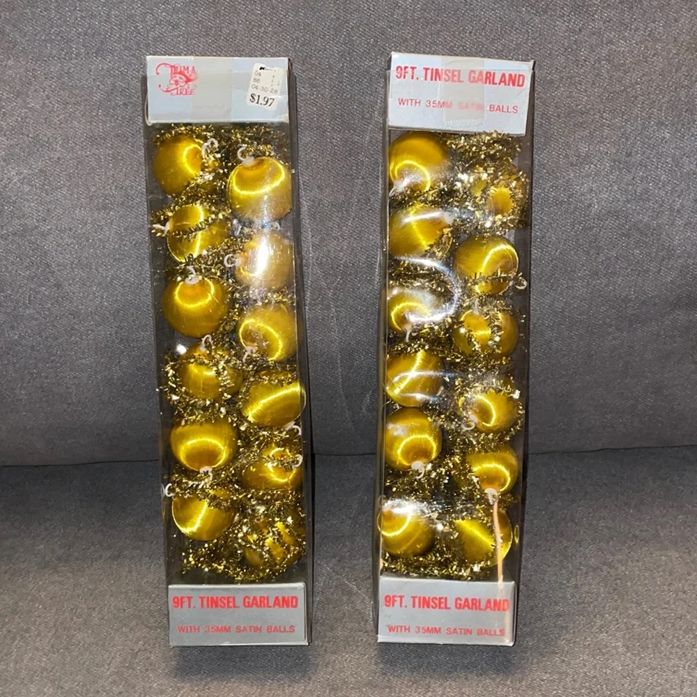 Vintage Tinsel Garland with 35mm Satin Balls. 9 ft. Per box.